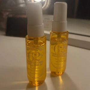Sol de Janeiro 62 Parfymmist - Två flaskor Sol de Janeiro Cheirosa 62 Parfymmist med doft av pistage och saltad karamell. Flaskorna är genomskinliga med gul vätska och har vita spraykorkar. Perfekt för dig som gillar söta och unika dofter. GÅR ATT KÖPA 1 för 80kr