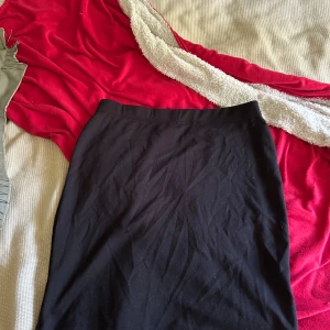 Svart kortkjol från Esmara - En stilren svart kortkjol från Esmara i enkel design. Kjolen har rak passform och är gjord i mjukt bomullsmaterial som sitter bekvämt. Perfekt att matcha med en cool topp eller hoodie för en chill look.