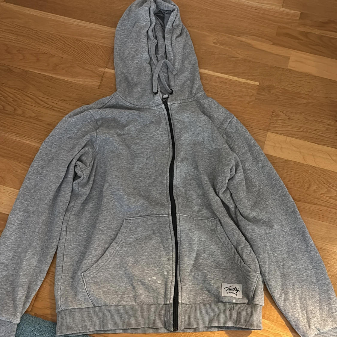 Grå hoodie med dragkedja från Andy