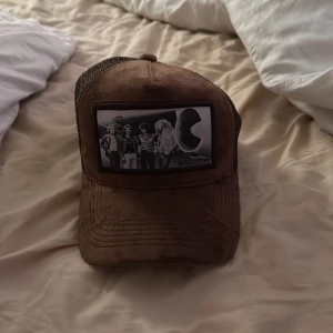 Tre kepsar från Maggiore med fototryck - Säljer tre snygga kepsar från Maggiore med unika fototryck framtill. En brun, en grå och en beige keps, alla med mesh på sidorna och böjd skärm. Perfekt accessoar för att sticka ut och ge outfiten en cool vintagekänsla.