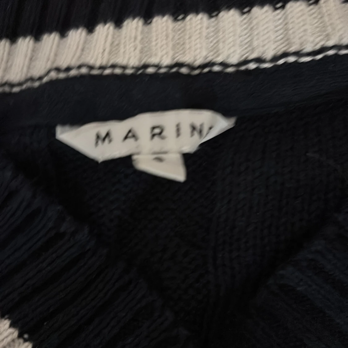 Marinblå stickad tröja med v-ringning - 1