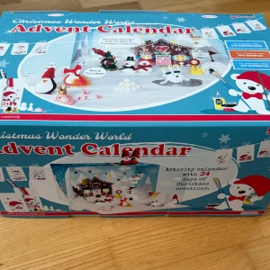 Superrolig pyssel adventskalender!  - Kreativ adventskalender med 24 påsar fyllda med roliga julpyssel och dekorationer.Skapa egna figurer och julprydnader varje dag fram till julafton. I varje påse finns en instruktion att följa, antingen för barnet själv eller som en mysig aktivitet tillsammans! I 9 st av påsarna är pysslet redan klart(se bild 3 och 4).Pysslet och instruktionerna ligger i påsen, om man vill göra om pysslet eller hitta på något eget kul!Perfekt som en mysig och kreativ aktivitet under december! Allt på bild 5 ingår