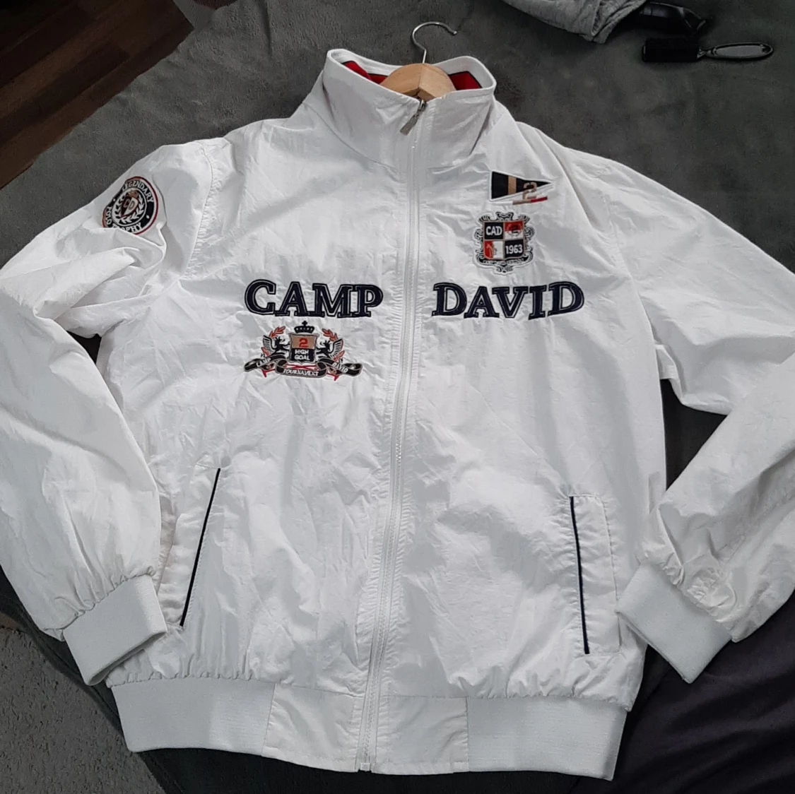 Vit vindjacka från Camp David L