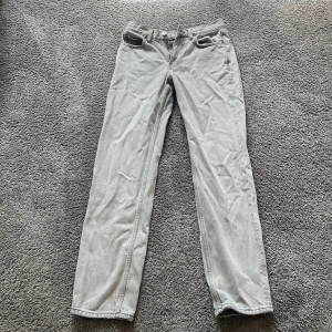 Grå jeans från Perfect Jeans, raka - Snygga grå jeans från Perfect Jeans i rak modell. Jeansen har klassisk femficksdesign, normal midja och är tillverkade i mjukt denimtyg. Perfekta för dig som gillar en clean och enkel look.