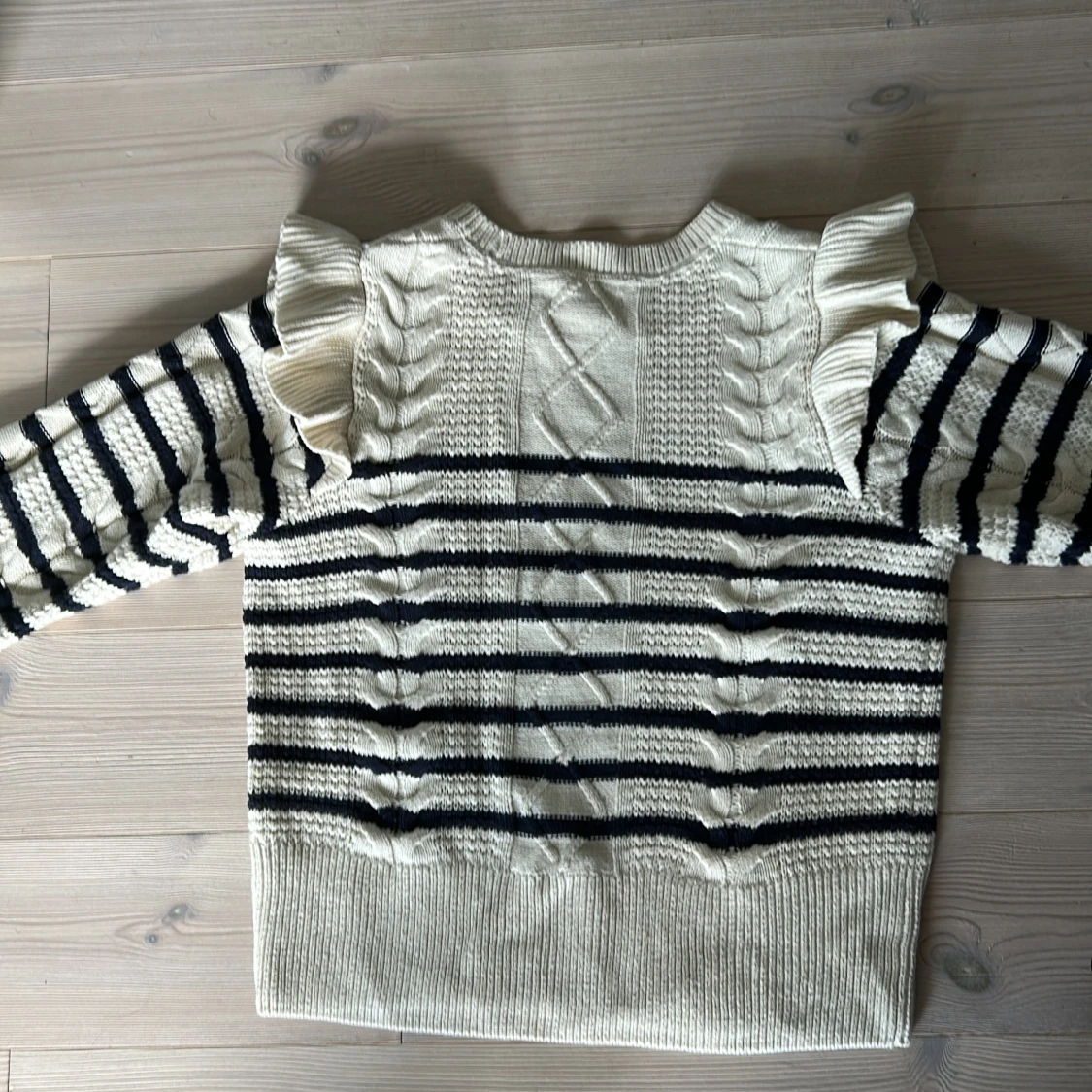 Randig stickad tröja med volang - 1