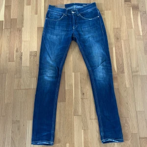 Dundup George, W 29 - Blåa dundup jeans i modellen George i storlek 29. De är sparsamt använda och i topp skick! De små slitningar som syns är del av designen. Priset är justerbart vid snabb affär😊