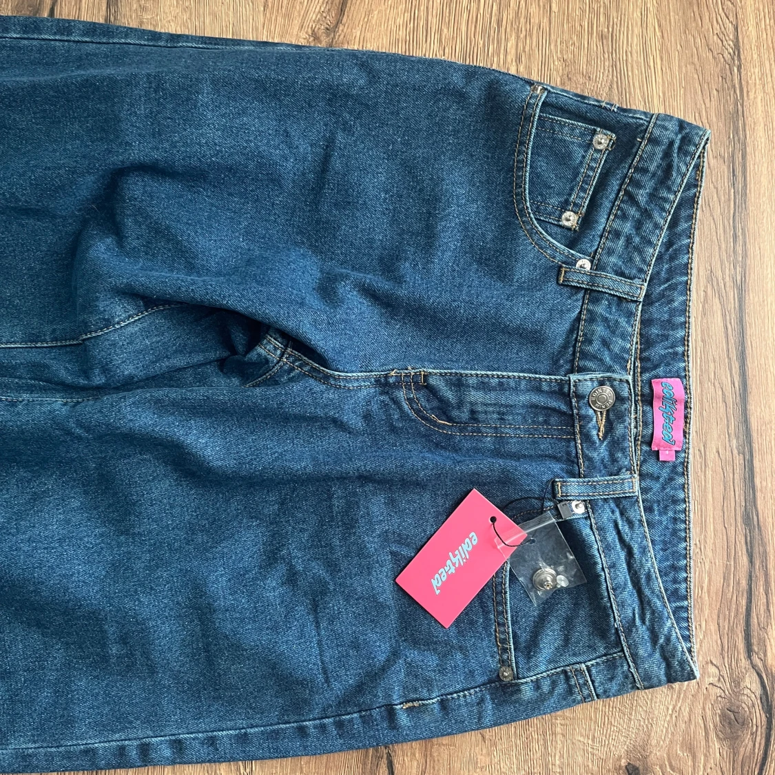 Wide Raelynn jeans från Edikted i blå denim