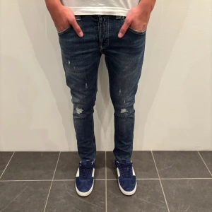 Dondup Jeans George  - Dondup Jeans George! Trendigaste jeansen på marknaden.  Skick= 9,5/10 Ny pris= 4000 kr Säljs för= 899 kr (Modellen har original slitningar från fabrik vilket är väldigt eftertraktat och populärt) Säljer för dom är för små. Skriv vid frågor eller för fler bilder✌️