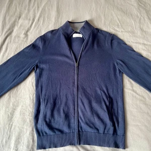 Pier one kofta  - Pier One kofta med dragkedja och fickor, storlek M. Inga skador, välskött och fräsch. Perfekt för lager-på-lager. 