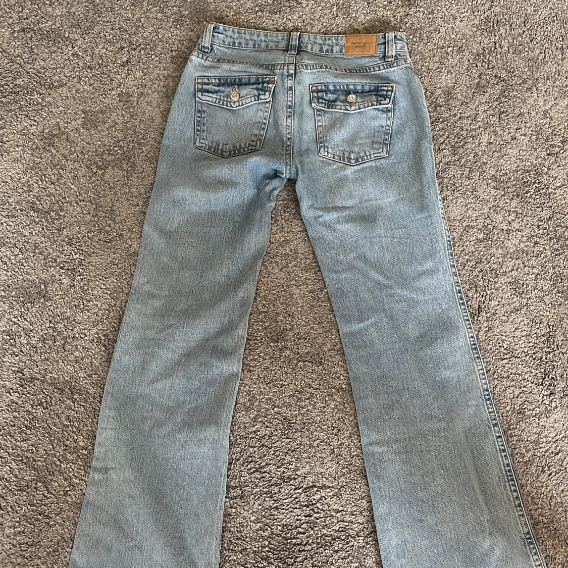 Bootcut ljusblå jeans från Gina  - 1