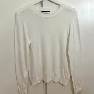 Vit stickad tröja - Stilren vit tunn stickad tröja i bra kvalitet. Storlek S. 