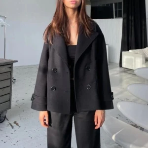 Design by si kappa  - Jätte fin design by si kappa i svart. Väldigt sparsamt använd så i super bra skick!! Kan sänka pris vid snabbt köp💗