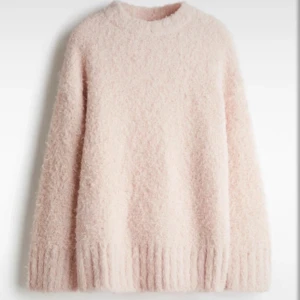 Ljusrosa fluffig stickad tröja - Supermjuk och fluffig ljusrosa stickad tröja med rund hals och långa ärmar. Perfekt för dig som vill ha en cozy vibe och gillar oversized känsla. 