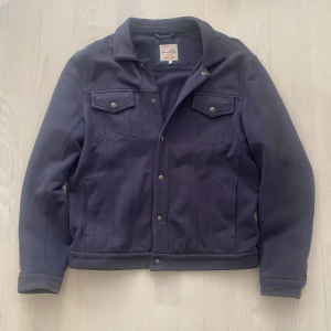 Jack&Jones overshirt  - Tjena! Säljer denna unika overshirt från Vintage Jack&Jones i storlek L. Overshirten är knappt använd och därav i väldigt bra skick! Priset är ej hugget i sten så hör av dig vid minsta fundering:) 