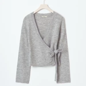 Knitted wrap cardigan - Gina Tricot - Slutsålda koftan från Gina i storlek L, ganska liten i storlek så skulle säga att den passar någon som bär från S-L i kläder. Endast använd en gång så vill därför sälja vidare! 💕💕 kom privat för bilder och frågor🤗