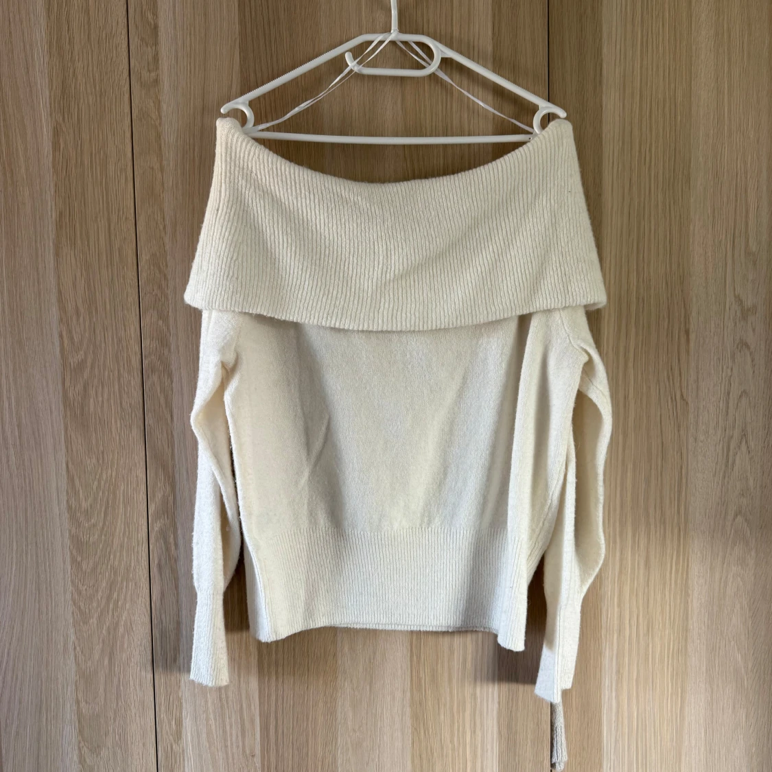 Offshoulder stickad tröja från H&M