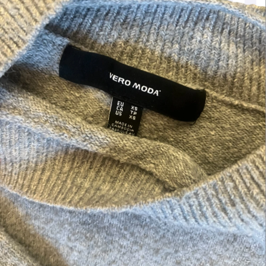 Grå stickad tröja  - 1