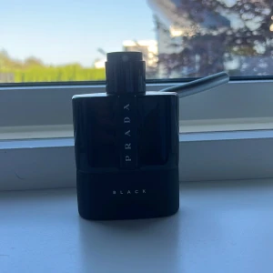 Prada luna rossa black - Den har ingen låda och flaskan är 100ml och det ser ut att vara 45ml kvar, byten går bra men helst fräscha dofter