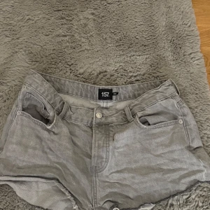 Grå jeansshorts från 157 - Snygga grå jeansshorts från 157 i storlek L. Säljer då dom inte passar.