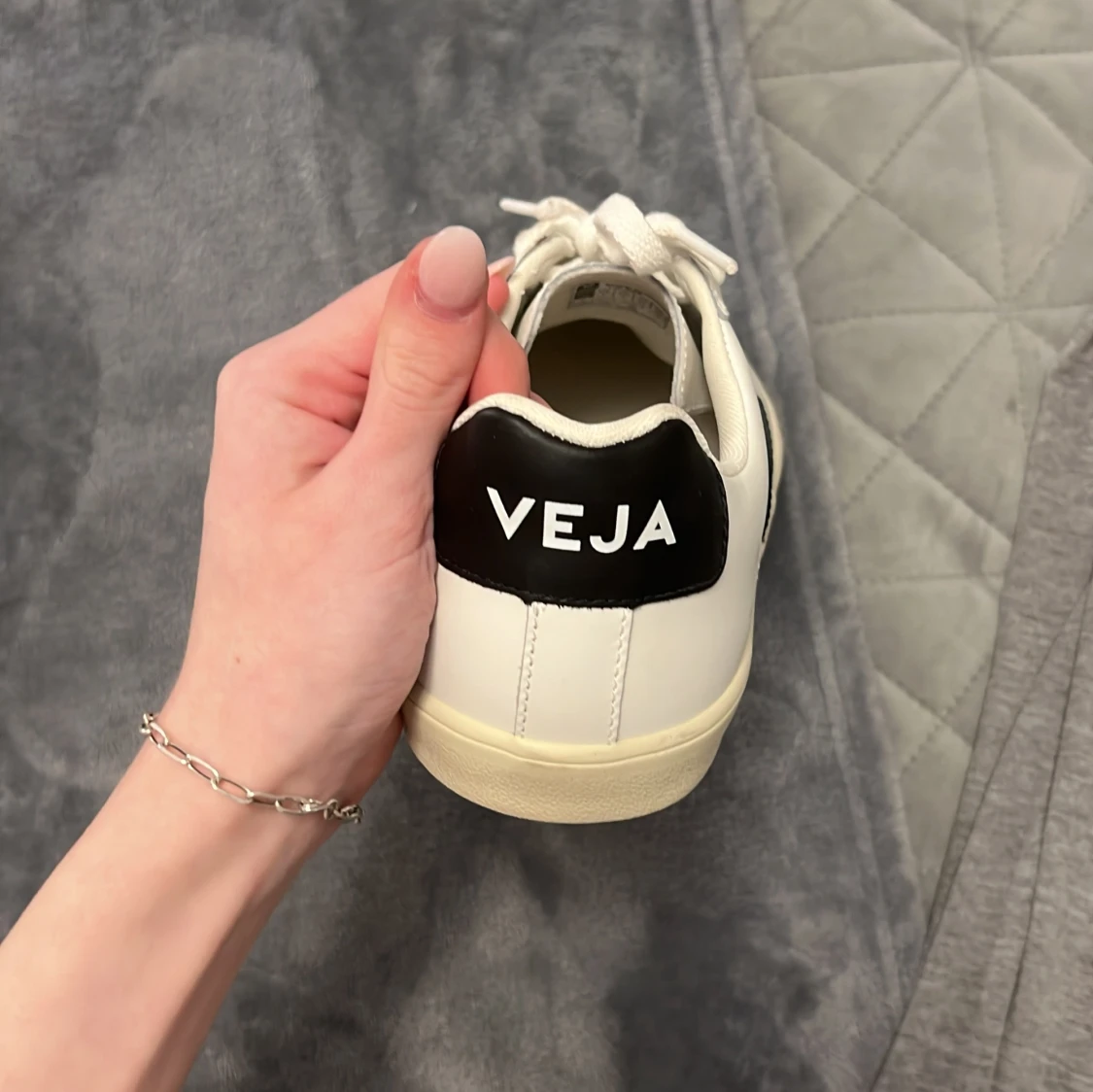 Vita sneakers från Veja med svart logga - 1