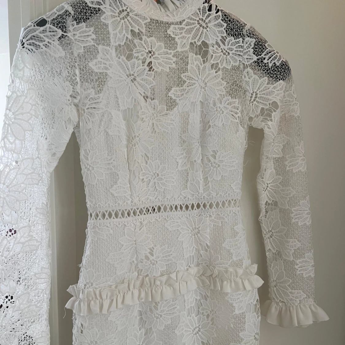 Vit spetsklänning med volanger Boohoo