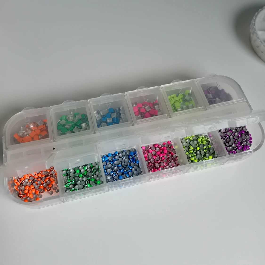 Nageldekorationer i olika färger och former - 1