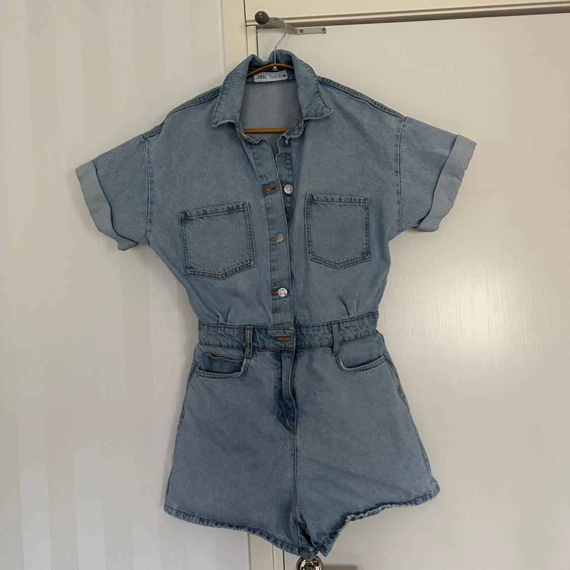 jeansshorts playsuit från Zara