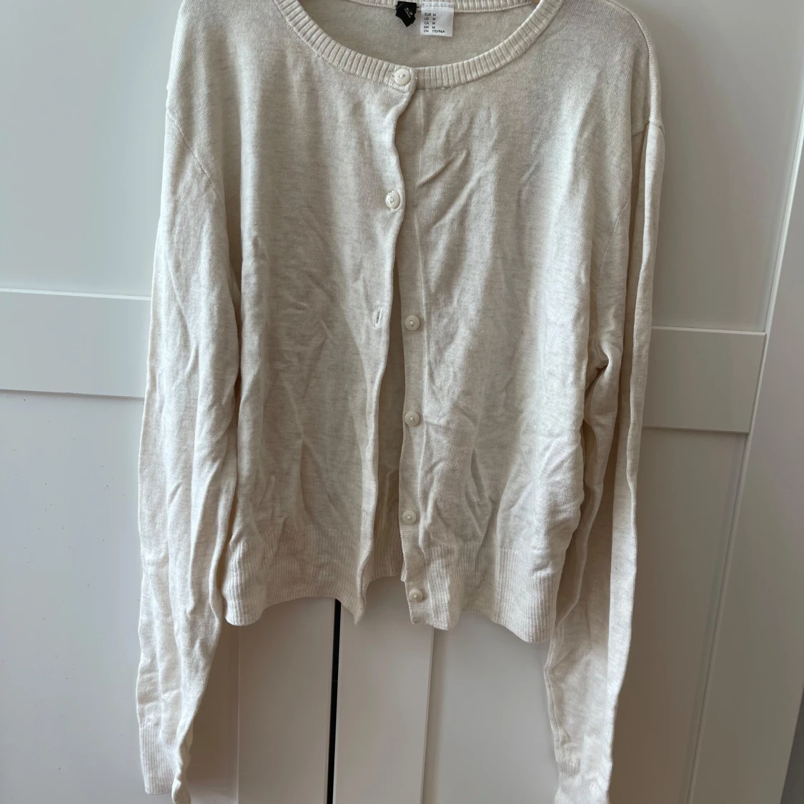 Beige kofta från H&M med knappar