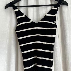 Randigt ribbat linne från Primark - Randigt ribbat linne från primark med v ringning både fram och bak