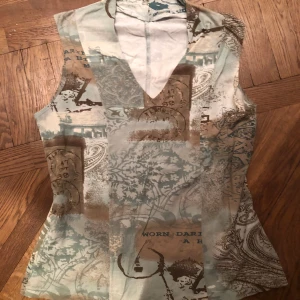Mönstrad ärmlös linnetopp i blått och beige - Superfin vitage topp som sitter så fint, tight och formar kroppen!🩷 Mycket bra skicka, knappt använd!