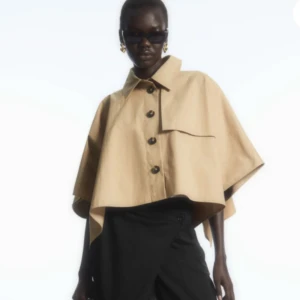 Beige cape Cos - Skitsnygg och trendig cape från COS som är helt slutsåld!! Storlek onesize