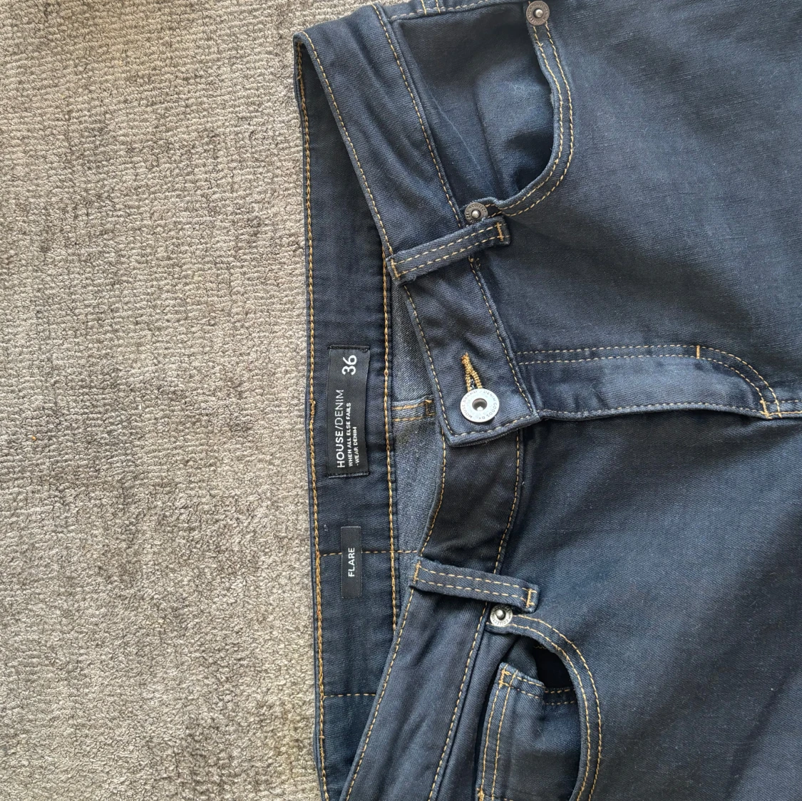 Mörkblå flare jeans House Denim - 1