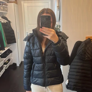 Kort pufferjacka - Säljer en kort pufferjacka i färgen dark blue från lager 157 i storlek XS. Endast använd några gånger under vintras och ser ut som ny. Köpt för 400 och säljer nu för endast 200! 💘