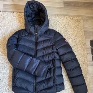 vinterjacka superdry - vinterjacka från superdry som är riktigt varm🥰 köpte i våras och har bara använts 2-3 gånger då jag hade flera. nypris 1699❣️