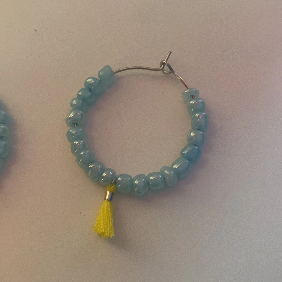 Blå pärlörhängen med gul tofs - 1