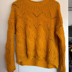 Gul stickad tröja från ONLY - Använd men bra skick 