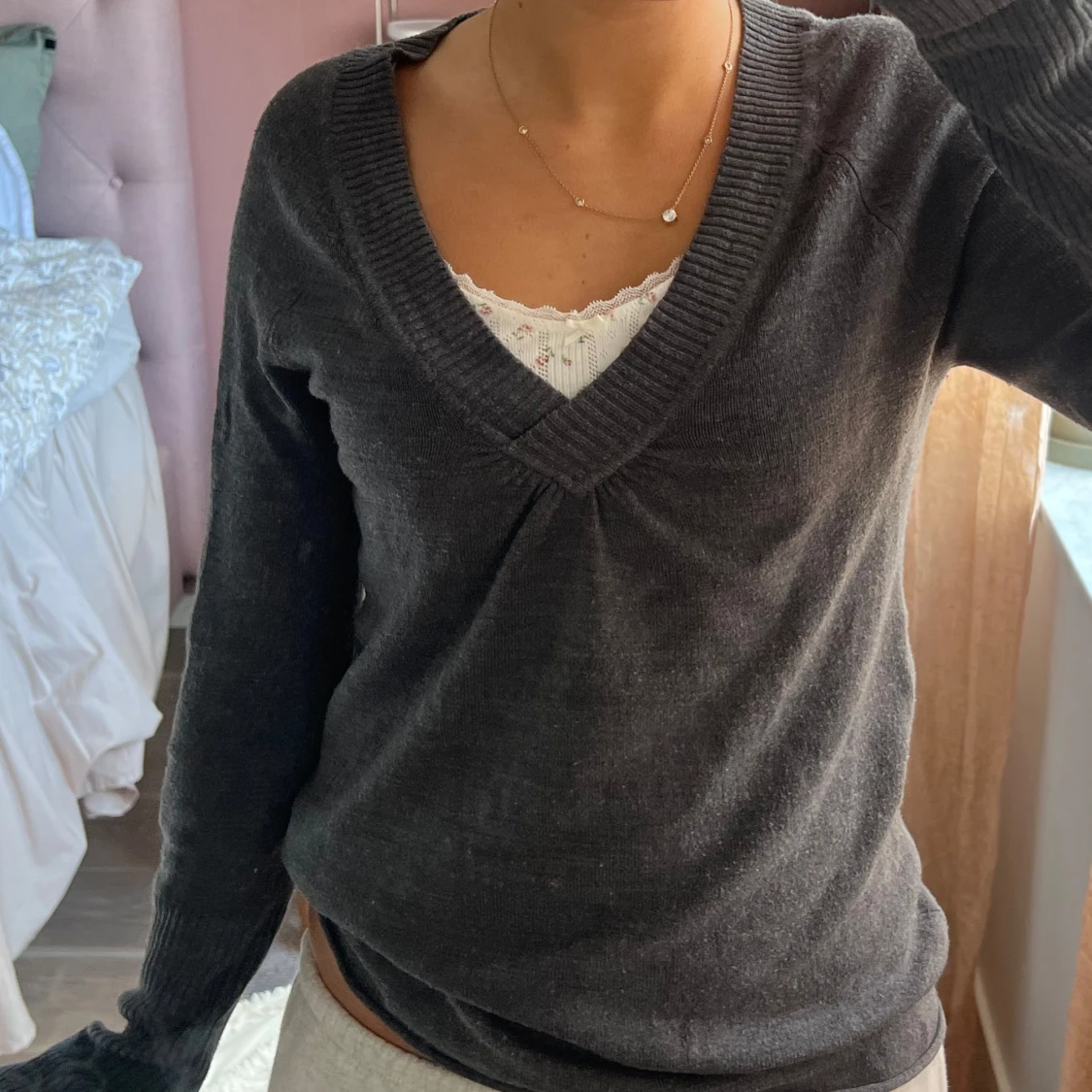 Mörkgrå v-ringad stickad tröja