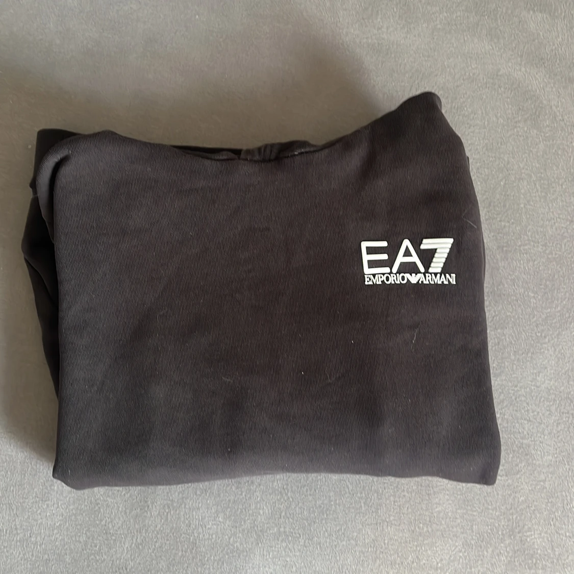 Svart EA7 hoodie med logga