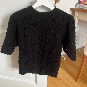 Stickad tröja med pärlor  - Säljer denna jätte fina stickade tröjan med pärlor från zara! Den är i bra skick har använt den få gånger och den är i bra skick🥰🥰