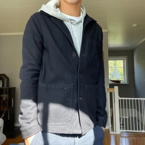 Overshirt A days march - Tja säljer nu min riktigt snygga A days match overshirt i storlek S. Näst intill perfekt skick. Det är min kamera lins som är smutsig inte overshirten😅 hör av er vid fler funderingar🫶