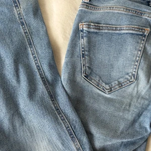 Bootcut jeans från g perfect jeans - Ljusblå bootcut jeans från Gina Tricot. Normal och skön passform. Perfekt till en basic men ändå uppklädd och snygg outfit. Skriv gärna om du har frågor! 