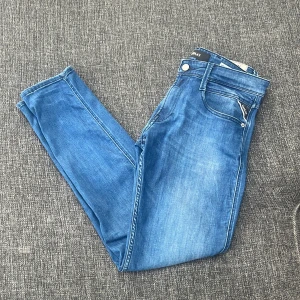 Replay Anbass W29 - Tjena! 😊 Säljer ett par snygga och stilrena Replay Anbass jeans i storlek W29 L32. 🔝Jeansen har passformen slim fit, som sitter riktigt bra utan att kännas för tighta – alltså perfekt balans mellan komfort och stil. 💫Jeansen är i bra skick, har använts väldigt varsamt och är 8/10 i skick. 💸Ny pris ca 1700 kr - mitt pris: 699 kr! Priset är ej hugget i sten💯