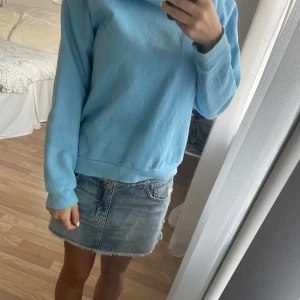 Ljusblå hoodie  - Har en hjärtdetalj. Saknar resårbandet men det går att sätta i om man vill det. 