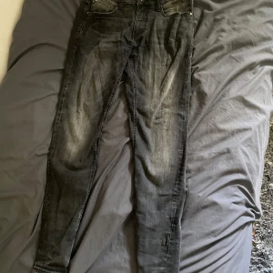 Svarta slim jeans W31 L32 - Säljer ett par svarta jeans med en slim passform. De har klassisk femficksdesign och dragkedja i gylfen. Perfekta för dig som gillar en smal siluett och vill ha ett par jeans som funkar till alla skor, tveka inte hör av dig vid minsta lilla fråga.