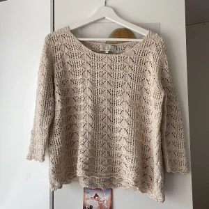 Beige stickad tröja Flash Woman S - Säljer en beige stickad tröja från Flash Woman i storlek S. Lite loose och enkel att stylea.❤️