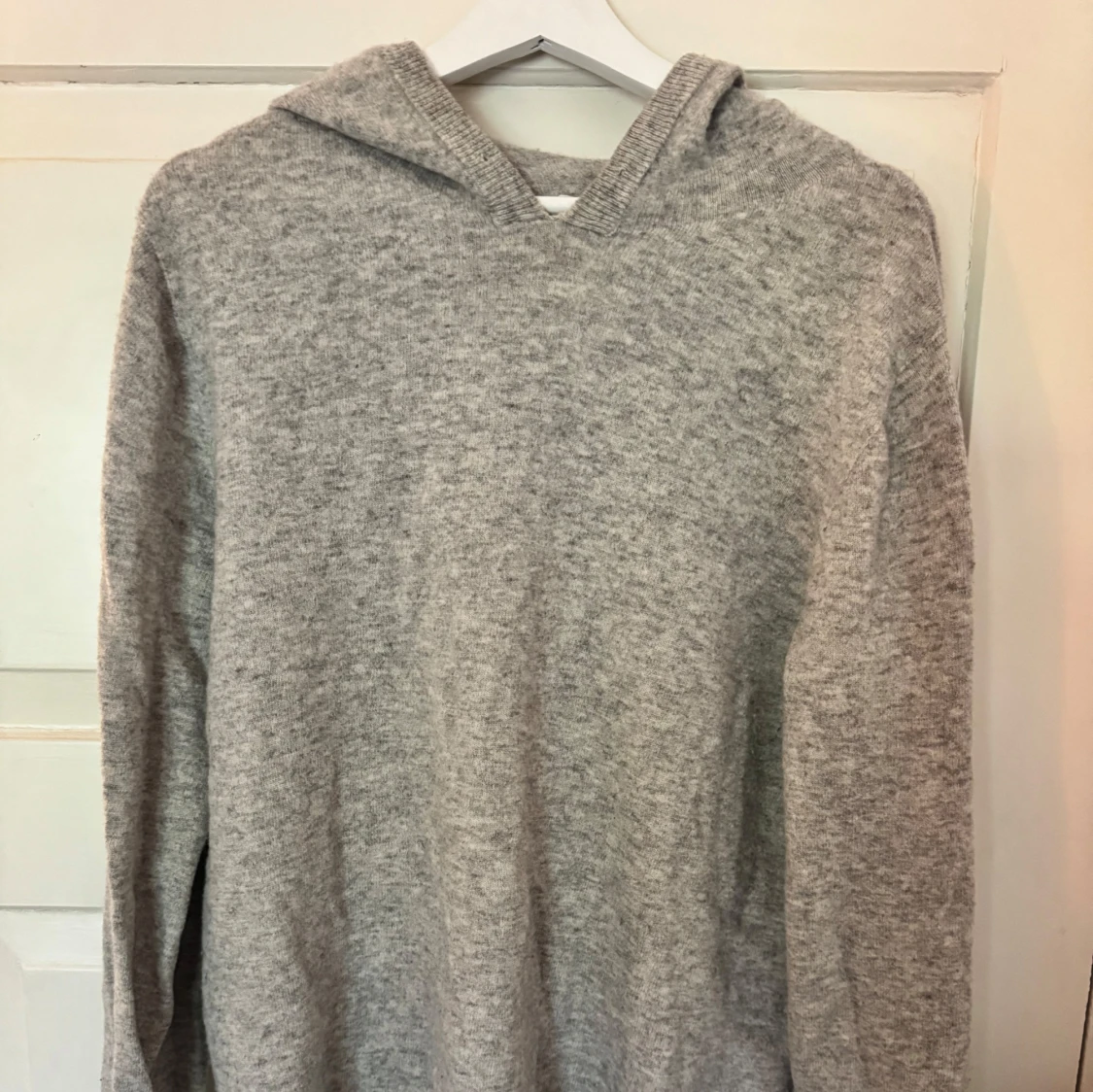 Grå stickad hoodie från Ahlquist