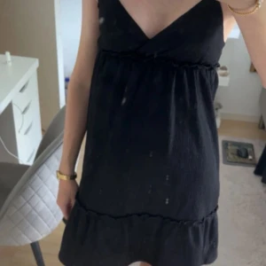 Svart kort klänning  - Jag säljer en svart kort klänning från H&M i storleken XS. Kontakta mig om ni vill ha fler bilder!