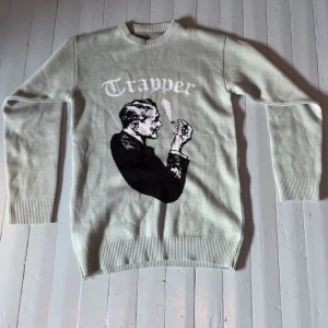 Stickad tröja från Trapper (limited edition) - Säljer min sjukt feta stickade tröja från märket ”madebytrappers”, limited edition och såldes 2023! i princip oanvänd, använd max 5 ggr. Den har mest legat i garderoben. Hör av er vid minsta lilla fråga! priset är diskuterbart vid snabb och smidig affär!🤝