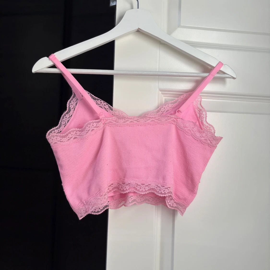 Rosa ribbad linnetopp med spets - 2