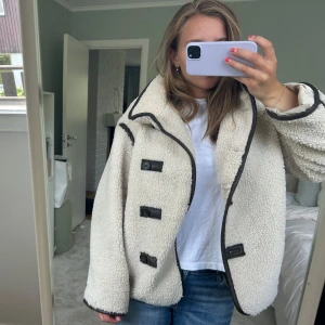 Teddyjacka  - Säljer denna så himla fina teddyjacka! Den är använd men i bra skick. Det enda är att den är lite dåligt sydd på några ställen vilket syns på bilderna. I övrigt en väldigt fin jacka, perfekt till hösten!💕